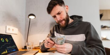 Курс валют лихоманить: чому долар і євро стрімко дорожчають – думка експертів