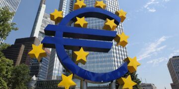 Застряглі 90 мільярдів від ЄС: Україна швидко не побачить грошей і не через Мадяра