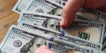 Двоє працівників СБУ вимагали хабар у бізнесмена, їх взяли на “гарячому”