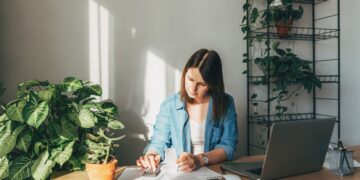 Чи треба українцям платити податки з-за кордону: пояснення адвоката