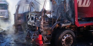 Росія вночі атакувала Запоріжжя: виникла масштабна пожежа (фото та відео)