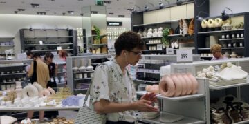 Від супермаркетів до бутиків: у РФ масово закривають магазини через падіння попиту