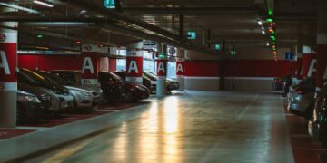 Київ більше не лідер: де у передмісті столиці за паркомісце просять понад мільйон гривень