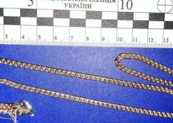 Крала прикраси просто з вітрин: у Києві викрили мисливицю на золото