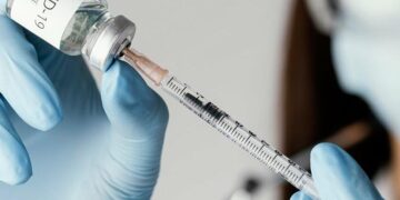 Перевір себе: де у Києві можна здати тести й вакцинуватися без черг