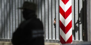 Польща зводить загорожу з колючим дротом на кордоні з Білоруссю