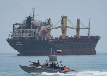 Іран почав обстрілювати судна, що намагались пройти через Ормузьку протоку