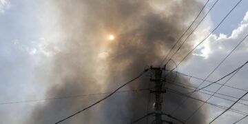 У Харкові біля супермаркету вибухнув автомобіль, постраждав перехожий