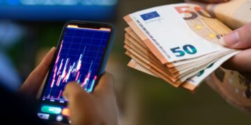 Долар і євро впали: курс на 6 квітня та як Великдень може змінити ціни в обмінниках