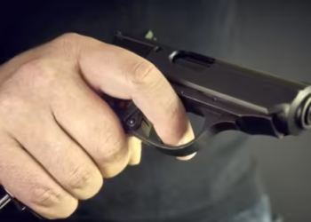 Гучні постріли, зброя і крики: поліція Києва оточила місце події, – ФОТО