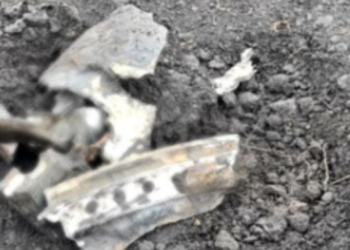 Потужний вибух біля будинку в Києві: уламок ракети впав під вікнами, – ВІДЕО