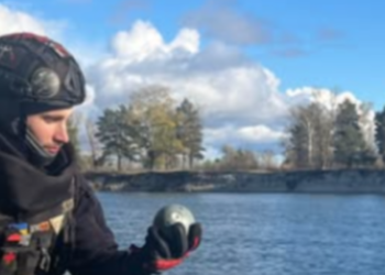 Сильний вибух над водоймою і будівлею: в Києві оточили небезпечну зону