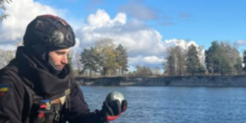 Сильний вибух над водоймою і будівлею: в Києві оточили небезпечну зону