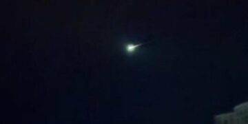 Небо над Києвом розірвало яскраве світіння: що пролетіло над містом