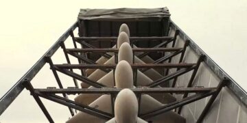 Пропаганда з неба: росіяни з дронів розкидають листівки про “поганого” Трампа (фото)