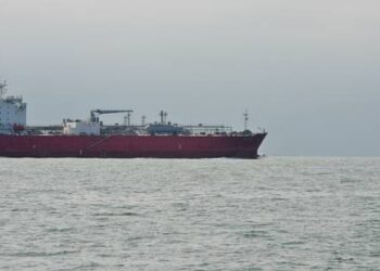 Перші судна після блокади пройшли Ормузьку протоку – CNN