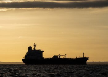 Протока знову “під замком”? Нафтові танкери розвертаються біля Ормузу