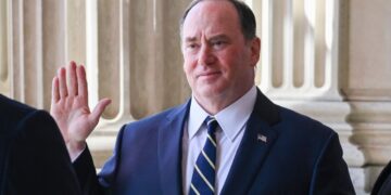 Глава ВМС США раптово пішов у відставку після конфлікту через Трампа, – WSJ