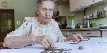 Пенсійні виплати зросли: скільки отримали українці у березні