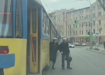 Кияни ризикують життям: асфальт для авто зруйнував комфорт пасажирів, – ВІДЕО