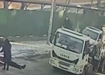 Удар і втеча: у Києві чоловік покинув жертву без допомоги