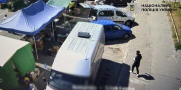 На ярмарку в Києві обікрали підприємця: телефон зник просто з авто