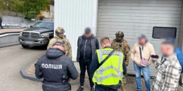 Одна людина – 23 000 доларів. У Києві затримали організатора незаконих виїздів за кордон