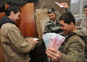 росія прив’язує мігрантів до війни через гроші – розвідка