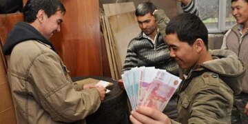 росія прив’язує мігрантів до війни через гроші – розвідка