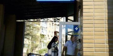 Фейковий акаунт з фотографією росіянки: інформаційна атака на столичний Перинатальний центр отримала несподіваний поворот