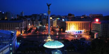 Київ зазнав масованої атаки балістикою та дронами, є постраждалі і руйнування