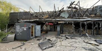 Посилки під завалами. Росіяни скинули КАБ на відділення “Нової пошти” в Краматорську