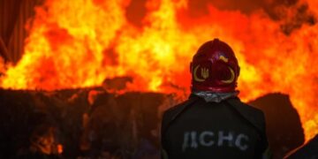 У Києві загасили пожежу на даху будинку, куди впали уламки безпілотника