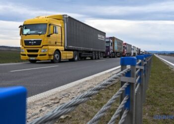 Українським аграріям оновили правила пріоритетного перетину кордону для швидкопсувної продукції