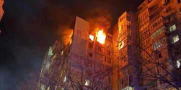 Через російську атаку в Одесі горять дві багатоповерхівки