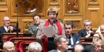 Якщо Франція хоче допомогти українцям, вона не повинна блокувати їм шлях додому – сенаторка