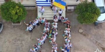 «Вишита стрічка пам’яті» та флешмоб: Українська громада в Афінах відзначила День вишиванки