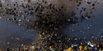Вчені виявили нову небезпеку мікропластику: він нагріває атмосферу Землі