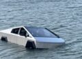 Власник Tesla Cybertruck заїхав у озеро, щоб перевірити функцію Wade Mode