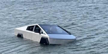 Власник Tesla Cybertruck заїхав у озеро, щоб перевірити функцію Wade Mode