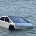 Власник Tesla Cybertruck заїхав у озеро, щоб перевірити функцію Wade Mode