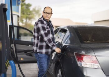 Ціни на АЗС після вихідних: хто “заморозив” стели, а де бензин додав одразу 5 гривень