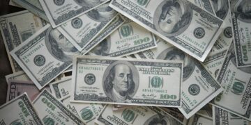 Чи законно міняти “старі” долари за нижчим курсом: чітка відповідь Нацбанку