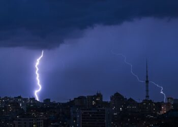 Київ штормитиме всю ніч, синоптики попереджають про град і шквали