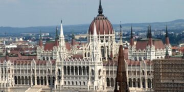 Прем’єр Угорщини урізає зарплати урядовцям, депутатам і собі