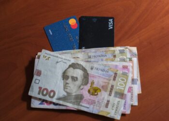 Скільки грошей треба відкладати з кожної зарплати: експерт назвала золоте правило заощаджень