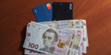 Скільки грошей треба відкладати з кожної зарплати: експерт назвала золоте правило заощаджень