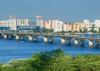 У Києві частково обмежать рух мостом: що потрібно знати водіям