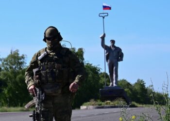 Окупанти в “ДНР” випустили святкове печиво в честь “визволення” Маріуполя