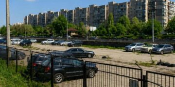 Знести самобуди: у Києві суд зобов’язав повернути землю